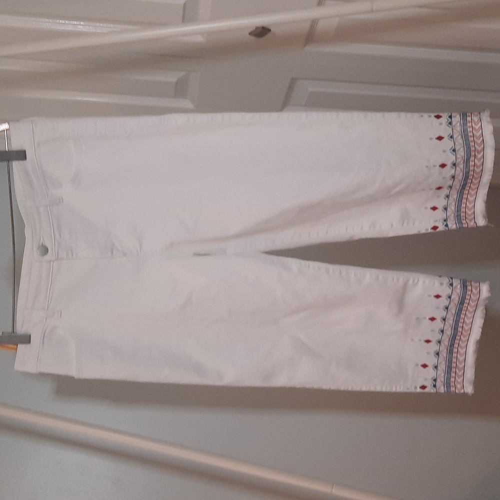 Chico's Perfect Stretch Embroidered Girlfriend Capri Size Medium (1.5)